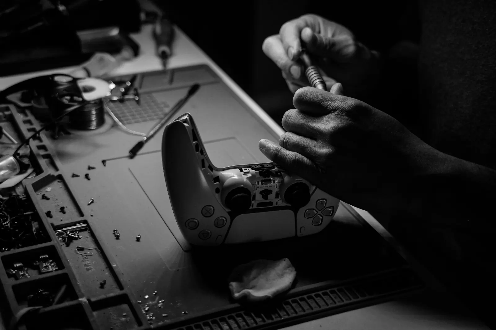 Controle DualSense de PlayStation 5 sobre bancada